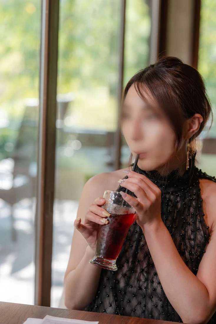 カフェで飲み物を楽しむ自然な仕草